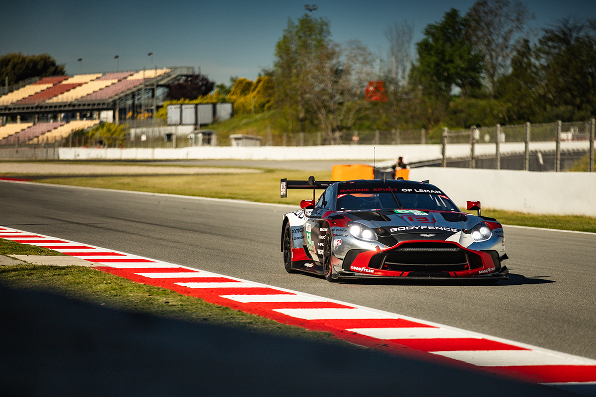 Voiture sur le circuit
