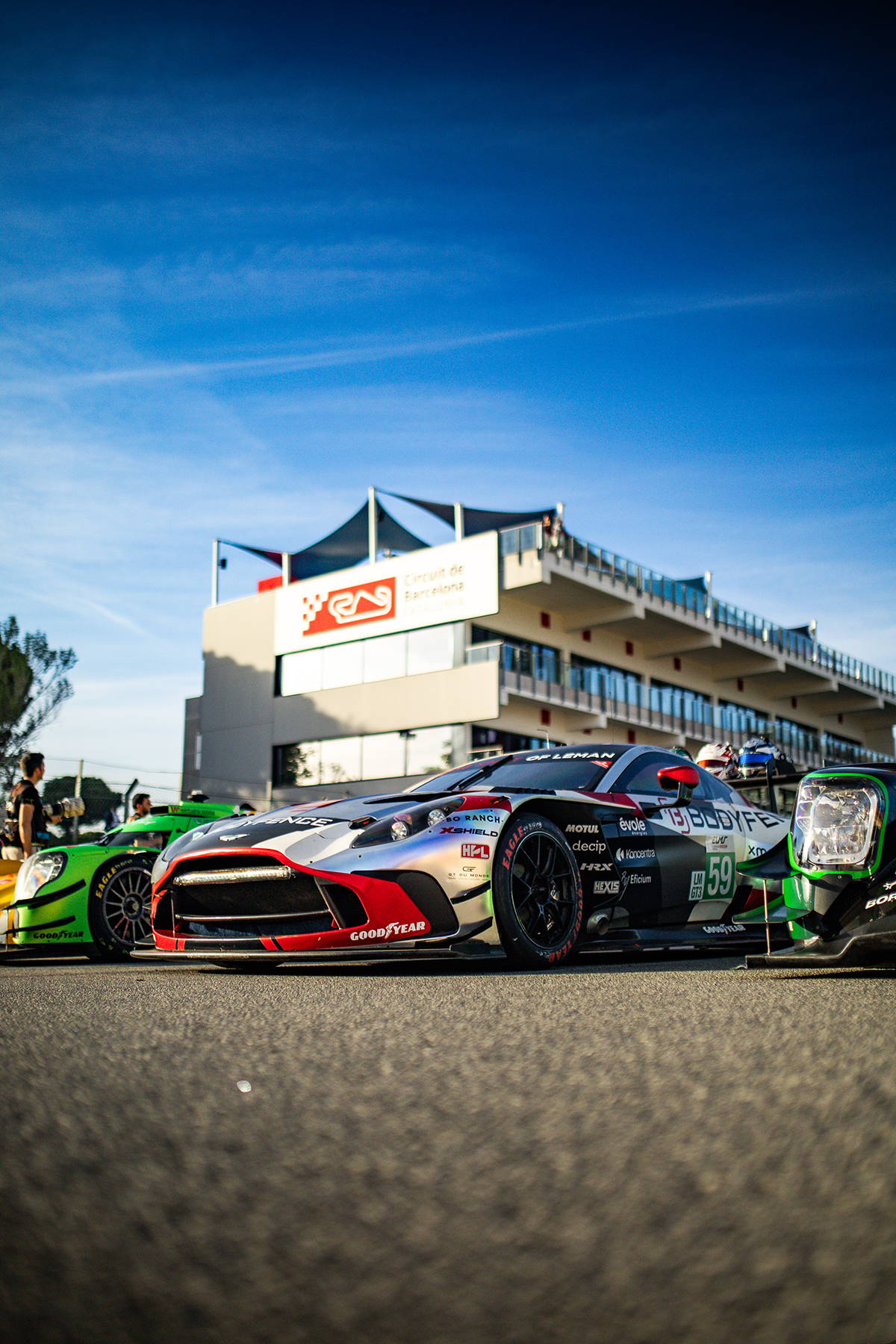 Voiture sur la grille