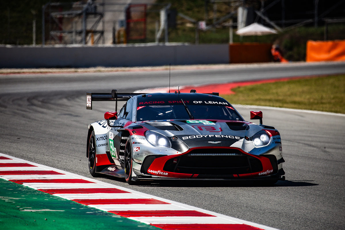 Aston Martin de face